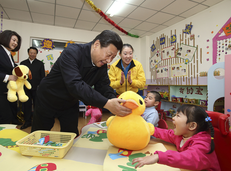 2014年1月28日，習(xí)近平總書記來到內(nèi)蒙古自治區(qū)呼和浩特市兒童福利院看望孩子們并贈(zèng)送新春禮物。