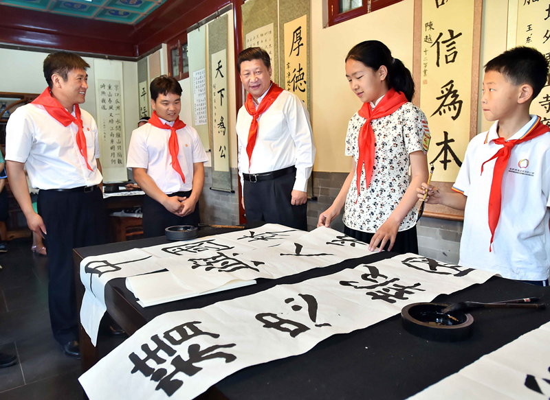 2014年5月30日，習(xí)近平總書記來到北京市海淀區(qū)民族小學(xué)，參加慶?！傲弧眹H兒童節(jié)活動(dòng)。