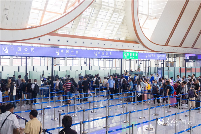 乘坐中老鐵路國際旅客列車的旅客在磨憨邊檢大廳排隊(duì)候檢。衛(wèi)海林 攝