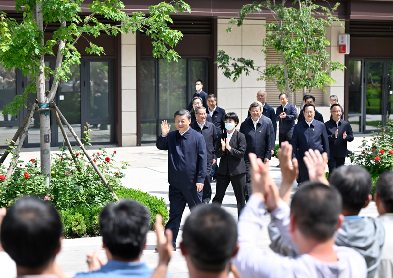 2023年5月10日，習(xí)近平在河北省雄安新區(qū)容東片區(qū)南文營(yíng)社區(qū)考察。