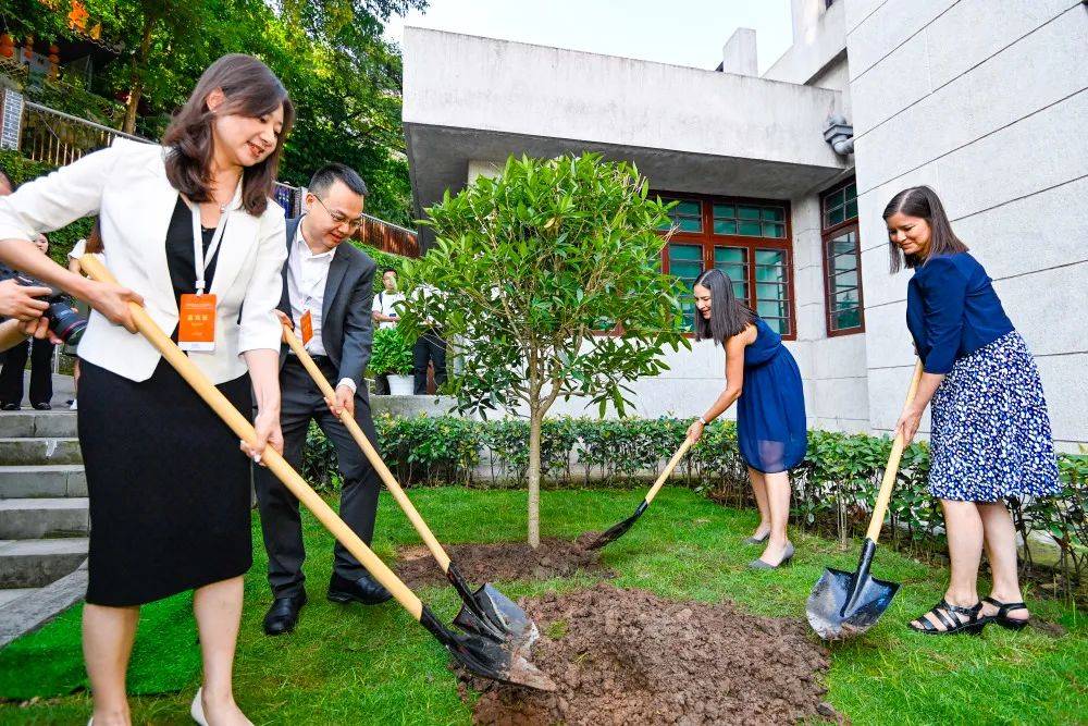 2023年8月8日，重慶史迪威博物館，史迪威將軍后代和朱德同志后代共植友誼樹。