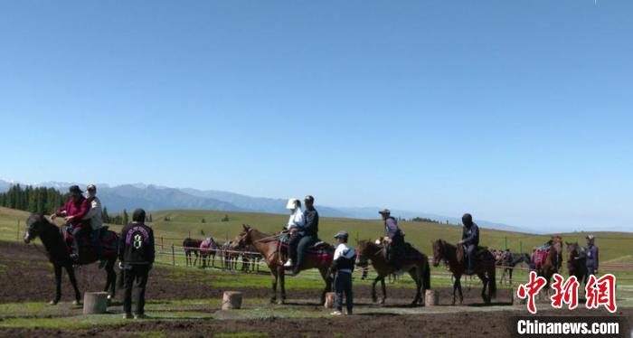 每年5月開(kāi)始，特克斯縣喀拉達(dá)拉鎮(zhèn)喀拉峻村馬納提馬隊(duì)旅游合作社開(kāi)始在景區(qū)工作，讓游客體驗(yàn)草原騎馬?！◆敽Ｏ?攝