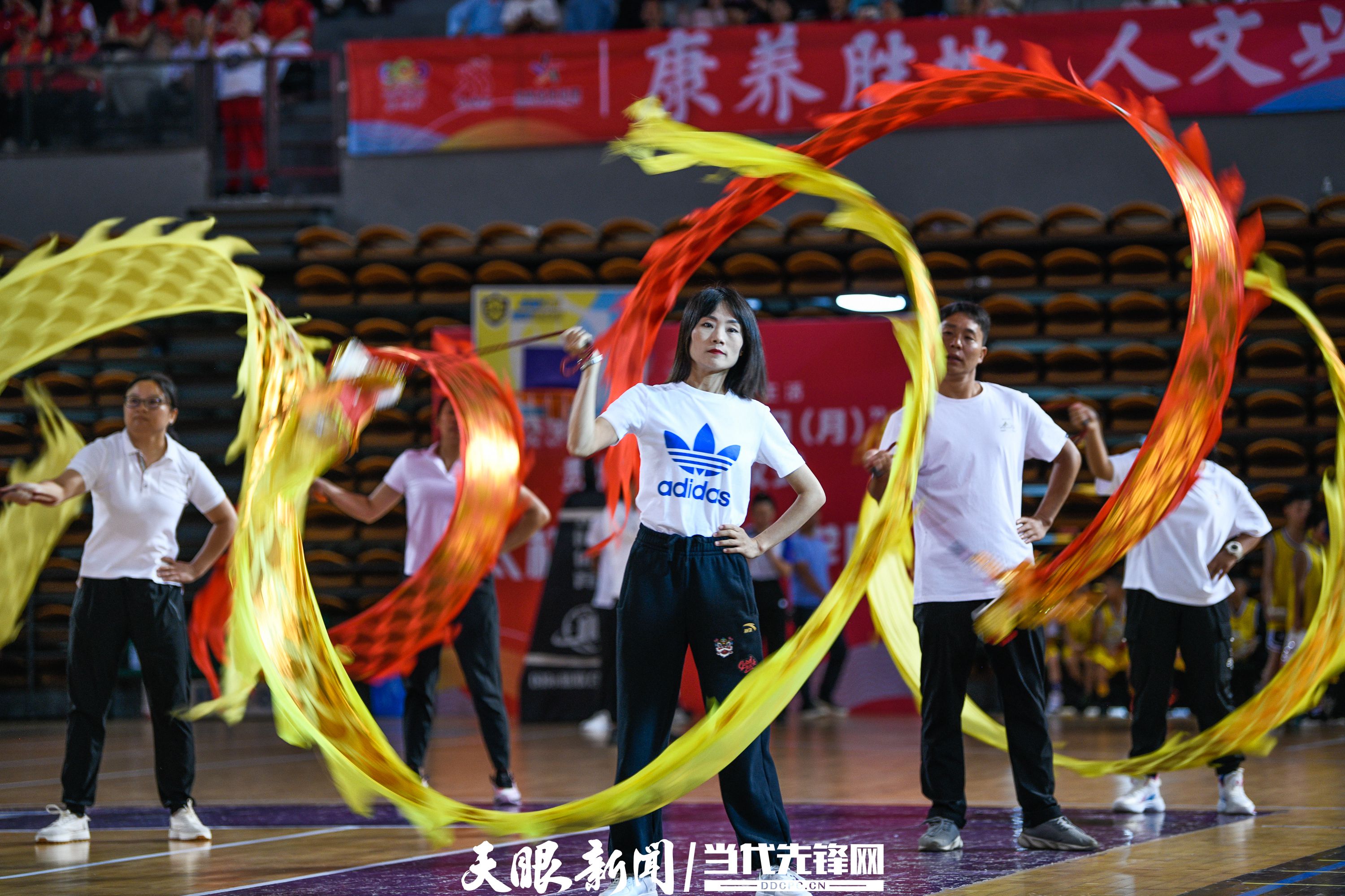 8月8日，群眾在貴州省黔西南布依族苗族自治州興義市體育中心表演舞龍。 (1).jpg