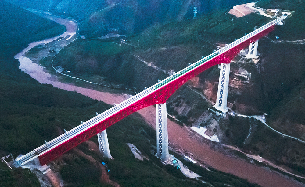 中老鐵路首發(fā)列車駛過(guò)中國(guó)云南省元江哈尼族彝族傣族自治縣境內(nèi)的元江雙線特大橋（2021年12月3日攝，無(wú)人機(jī)照片）。