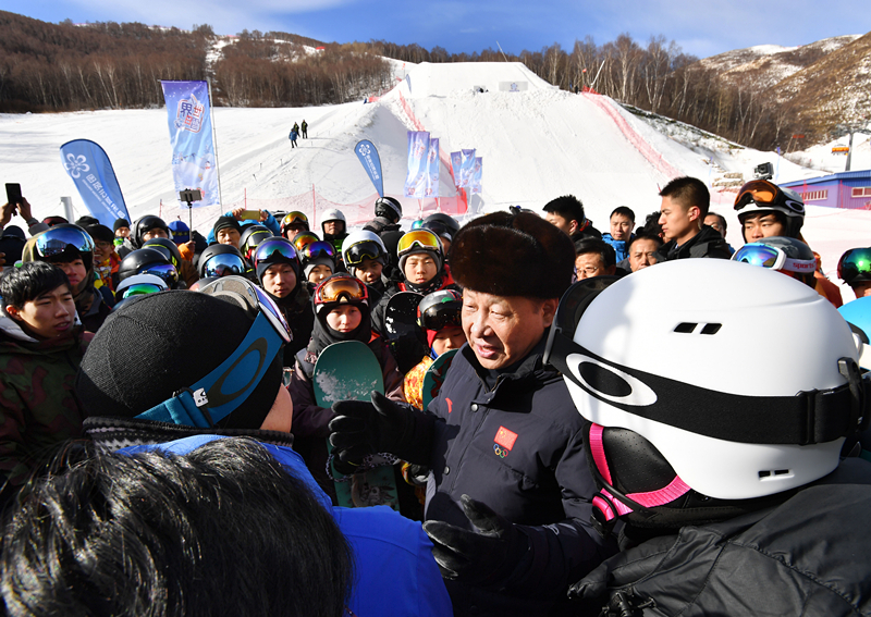 2017年1月23日，習(xí)近平總書記在云頂滑雪場(chǎng)同正在集訓(xùn)的國(guó)家滑雪隊(duì)運(yùn)動(dòng)員及滑雪愛(ài)好者親切交談。