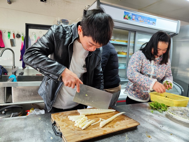 柏令在廚房幫忙。張琳攝