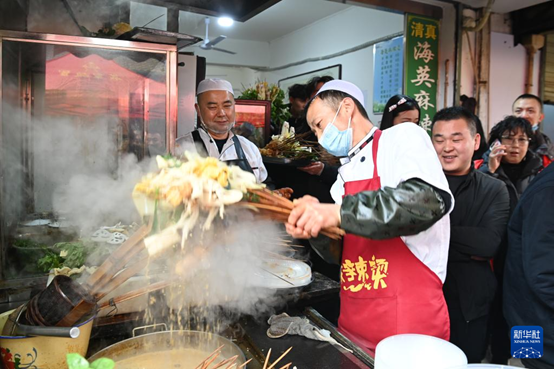 近日，天水市秦州區(qū)的天水名優(yōu)小吃城一麻辣燙店，商家為游客加工麻辣燙。 新華社記者 范培珅攝