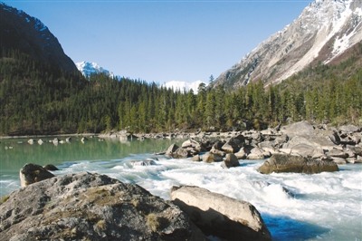 然烏湖美景。圖片由昌都市委宣傳部提供.jpg